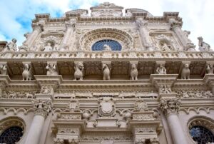 Scopri di più sull'articolo La Basilica di Santa Croce a Lecce: storia e caratteristiche di un gioiello barocco