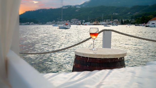 Aperitivo in barca lungo le coste leccesi