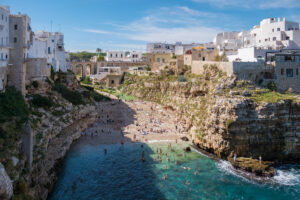 Scopri di più sull'articolo Polignano a Mare: perla del Salento sospesa tra cielo e mare